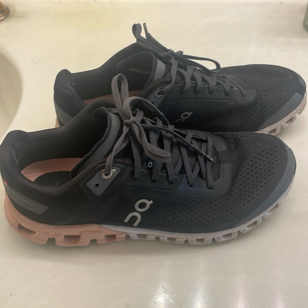 OC sneakers women’s size 8.